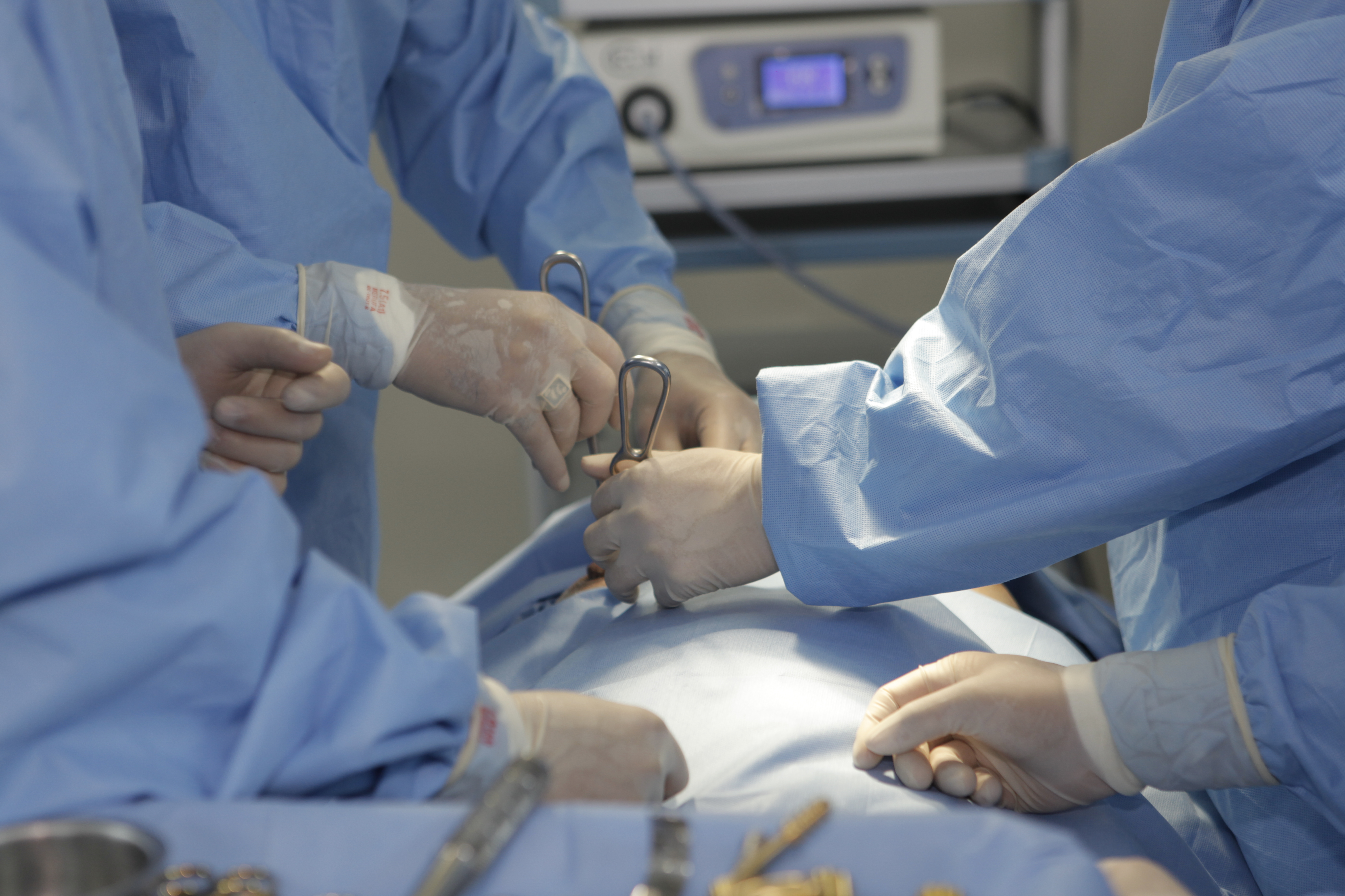 Bác sĩ tiến hành nâng ngực nội soi cho khách hàng tại bệnh viện