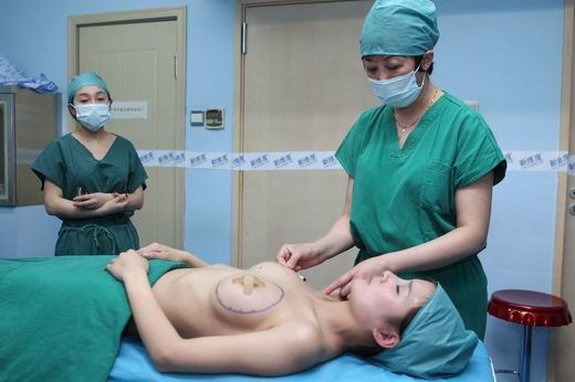 Bác sĩ tiến hành đo vẽ ngực để tiến hành nâng ngực nội soi