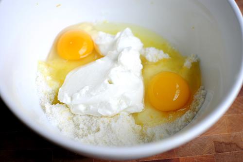 Bạn cho trứng gà, mật ong và sữa đặc vào trộn đều